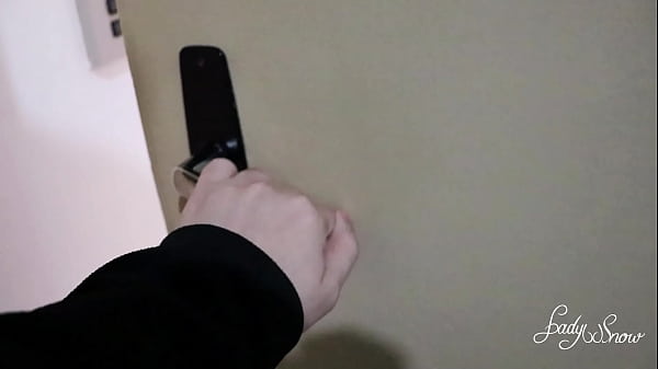 Fodendo a buceta e o cuzinho da amiguinha da minha esposa na frente dela