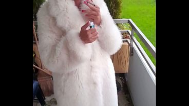 Deutsche Prostituierte Milf Sandra mit weißem Pelz aus Ludwigsburg