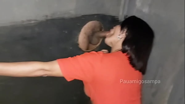 Esposa safada chupando e dando pra desconhecidos no Glory-hole