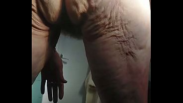 Oma neukt harige kut met dildo